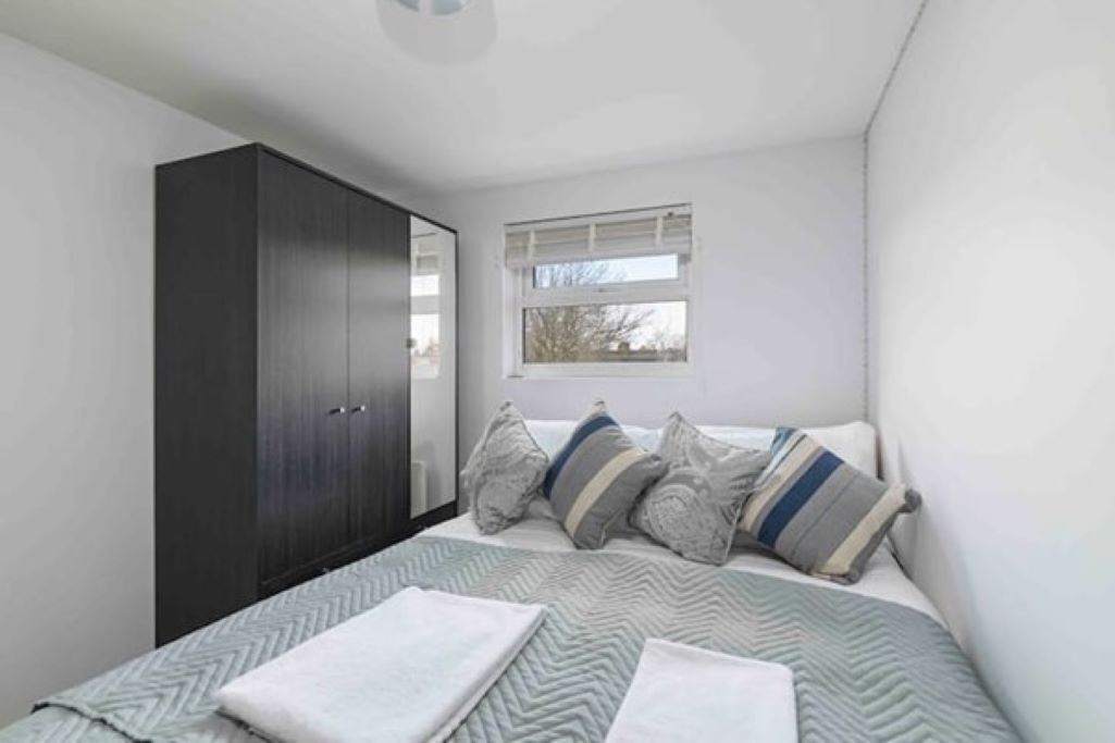 5 bedrooms, iron/ironing board, WiFi, bed sheets