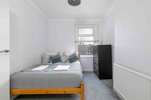 5 bedrooms, iron/ironing board, WiFi, bed sheets