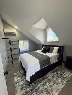 1 habitación, caja de seguridad en la habitación y escritorio 