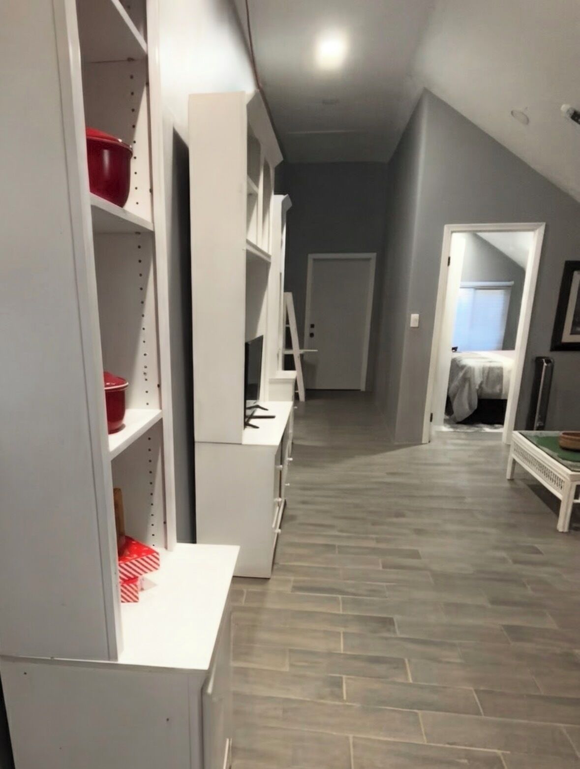 1 sovrum, värdeförvaringsskåp på rummet och skrivbord