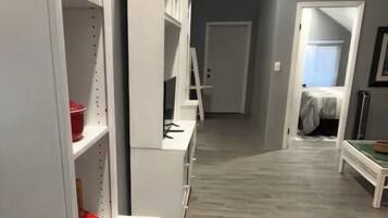 1 sovrum, värdeförvaringsskåp på rummet och skrivbord