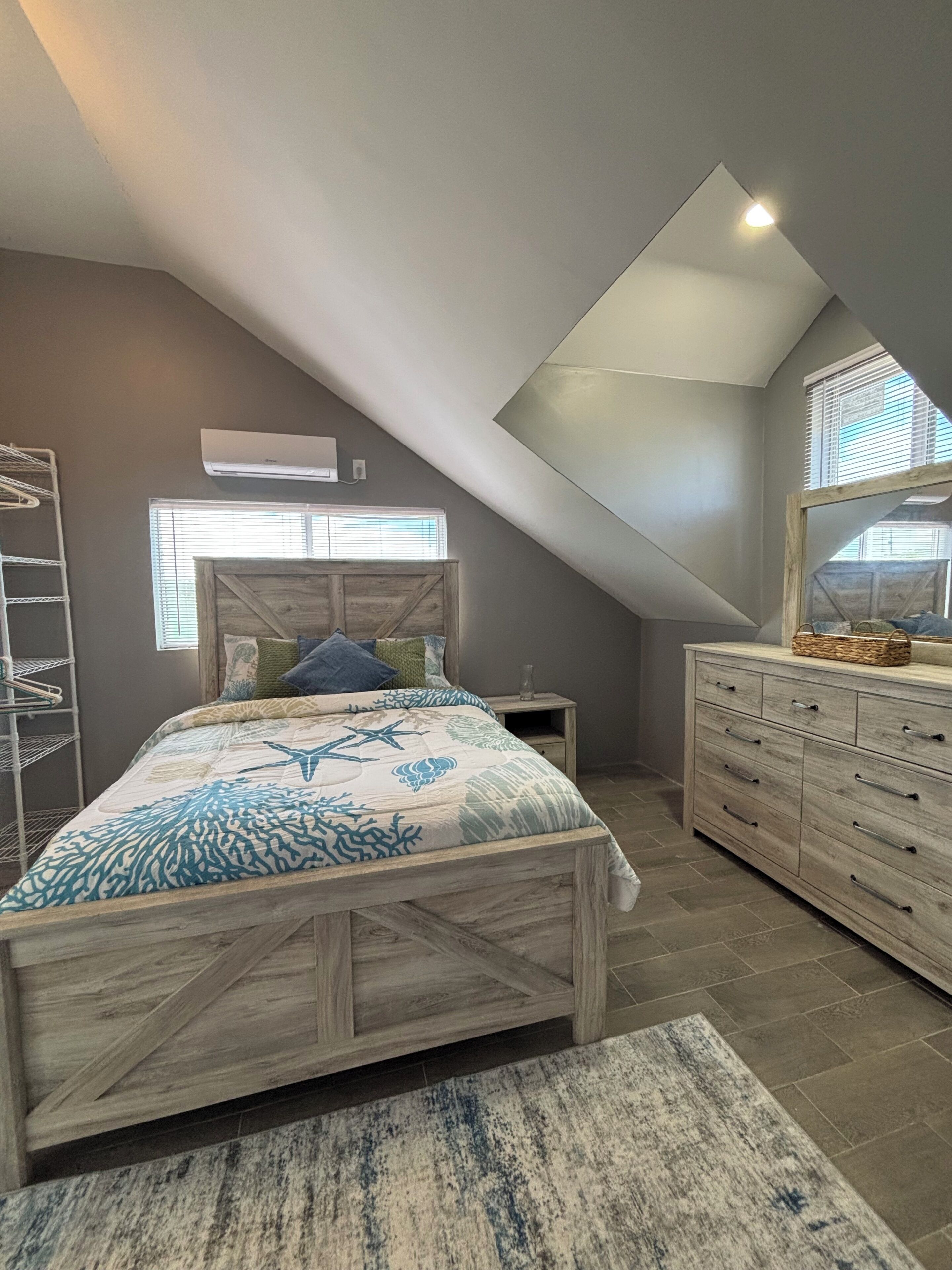 1 sovrum, värdeförvaringsskåp på rummet och skrivbord