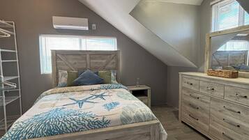 1 sovrum, värdeförvaringsskåp på rummet och skrivbord