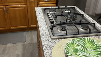Kühlschrank, Mikrowelle, Herdplatte, Wasserkocher mit Kaffee-/Teezubehör