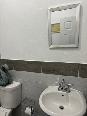 Douche, sèche-cheveux, serviettes fournies, savon