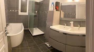 Suihku, hiustenkuivaaja, pyyhkeet, saippua