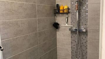 Dusche, Haartrockner, Handtücher, Seife