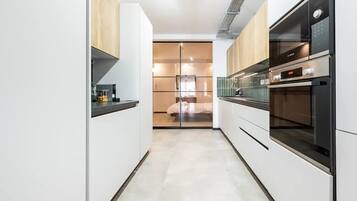 Refrigerador, microondas, horno, lavavajillas