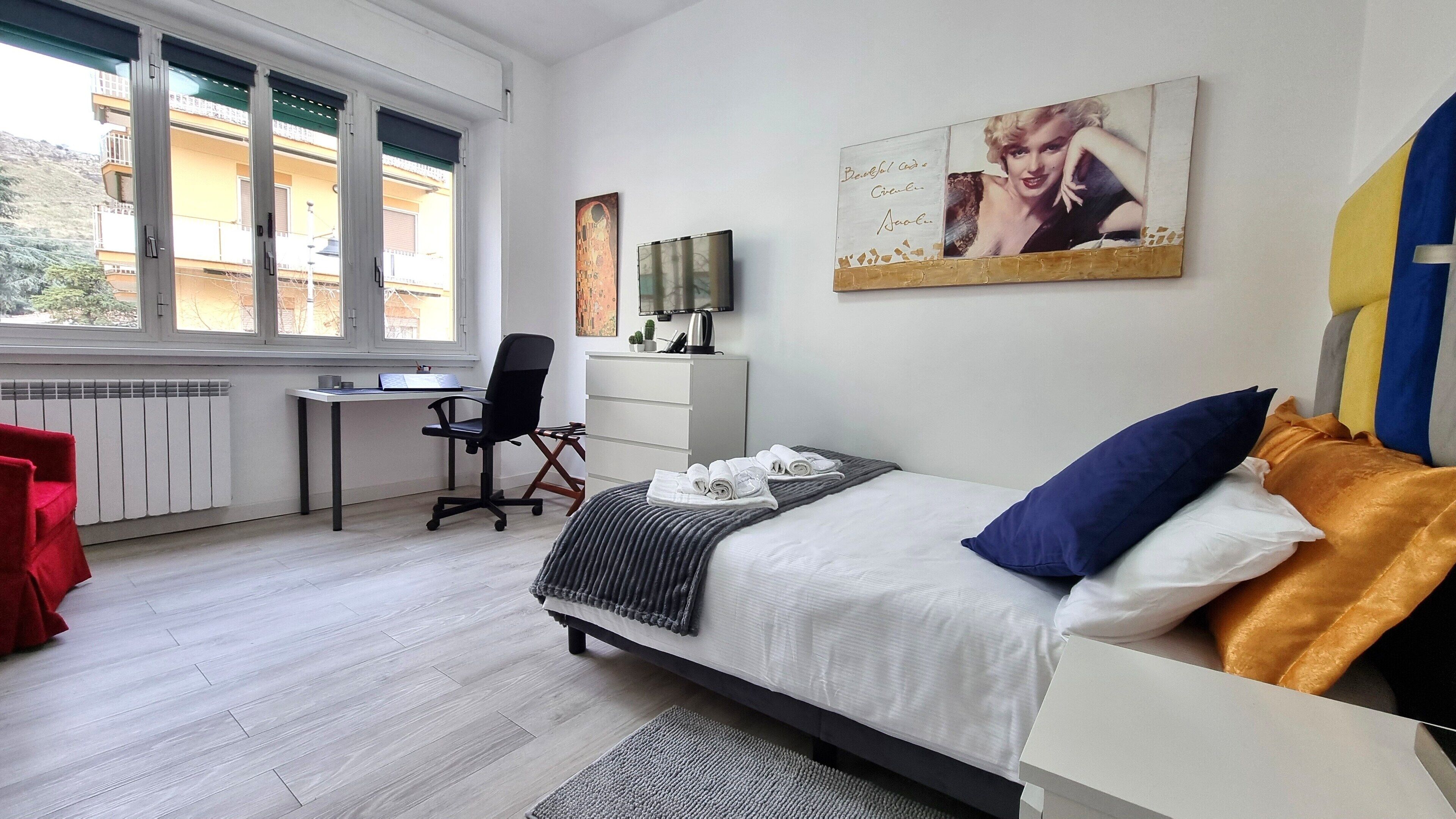 1 sovrum, skrivbord, strykjärn/strykbräda och resesäng