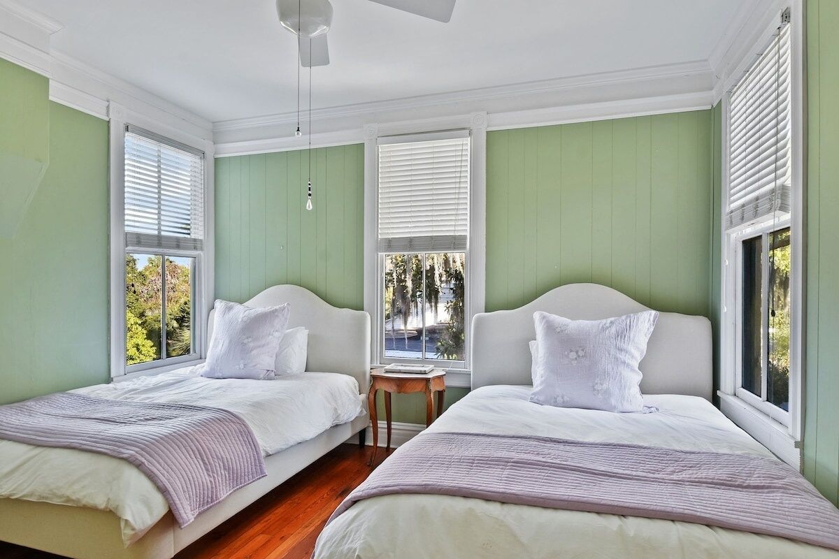 4 bedrooms, iron/ironing board, WiFi, bed sheets