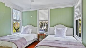 4 bedrooms, iron/ironing board, WiFi, bed sheets