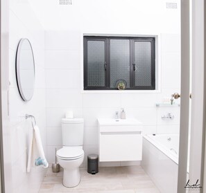 Standard Double Room | Bathroom | Combined shower/bathtub, rainfall showerhead, free toiletries, towels - The Residence (Masvingo)