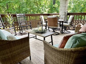Outdoor dining - Large, private deck! Quiet place to recharge and relax, fully equipped kitchen (Gatlinburg)
