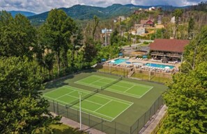 Sports court - Large, private deck! Quiet place to recharge and relax, fully equipped kitchen (Gatlinburg)