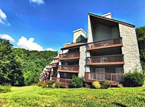 Exterior - Large, private deck! Quiet place to recharge and relax, fully equipped kitchen (Gatlinburg)