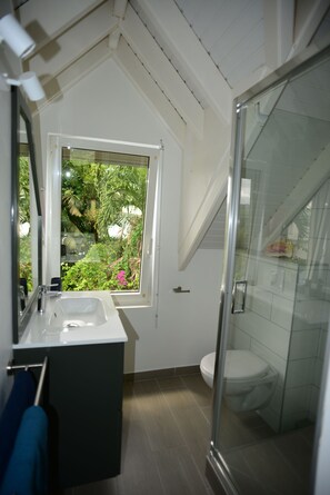 Een douche, een haardroger, handdoeken
