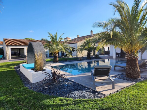 Outdoor pool, a heated pool - Villa Exceptionnelle Pour des Moments de Détente à 20 Minutes de LA Rochelle (Andilly)