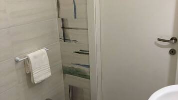 Doccia, asciugacapelli, bidet, asciugamani