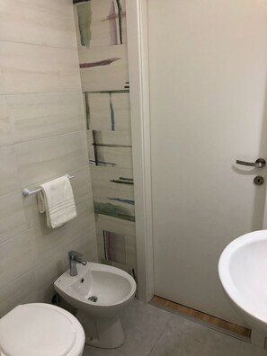 Douche, sèche-cheveux, bidet, serviettes fournies