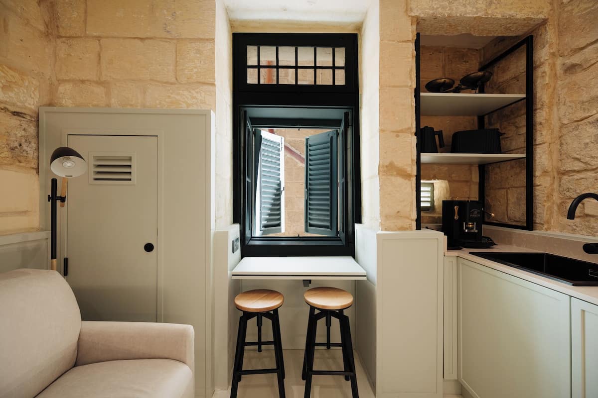 Design kamer, kitchenette, uitzicht op stad | Woonruimte