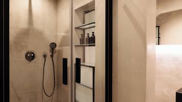 Chambre Design, coin cuisine, vue ville | Salle de bain | Douche, douche à « effet pluie », serviettes fournies