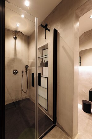 Design Room, Kitchenette, City View | Bathroom | Shower, rainfall showerhead, towels - Casa Norte (Birgu)