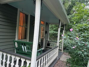Terrace/patio - Sweet Darling House: Enchanting historic home; walkable to downtown (Staunton)