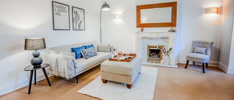 Smart TV, chimenea y libros