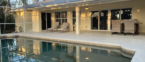 Alberca al aire libre y alberca climatizada