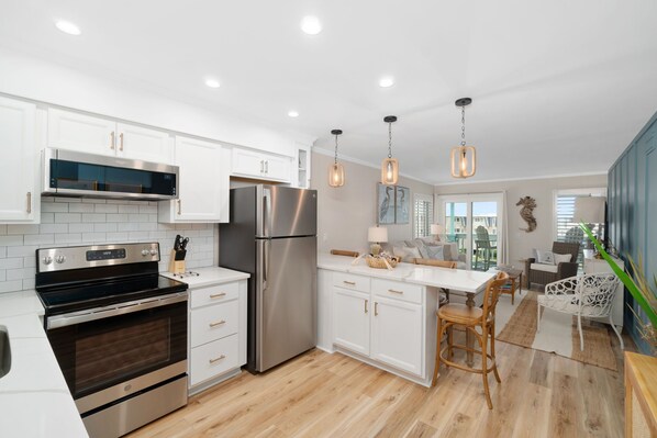 Refrigerador, microondas, horno y parrilla de estufa