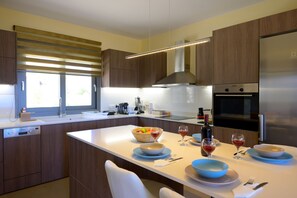 Senior Villa | Private kitchen | Full-size fridge, microwave, oven, toaster - Villa Calypso Elounda (Agios Nikolaos)