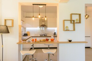 Een koelkast met diepvriezer, een microgolfoven, een oven