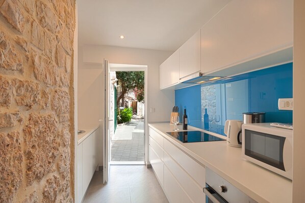 Mikrowelle, Ofen, Herdplatte, Geschirrspüler