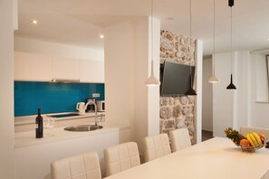Microwave, oven, stovetop, dishwasher - Villa Majestic with private heated pool and rooftop terrace (Bol)