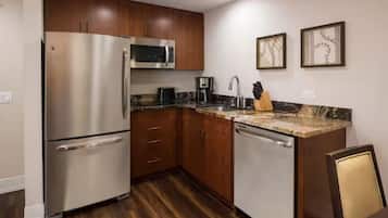 Fridge, microwave, stovetop, dishwasher