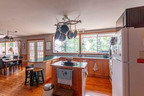 Private kitchen - Idyllic island cottage on pristine Paugh Lake (Burns Island Madawaska Valley On)