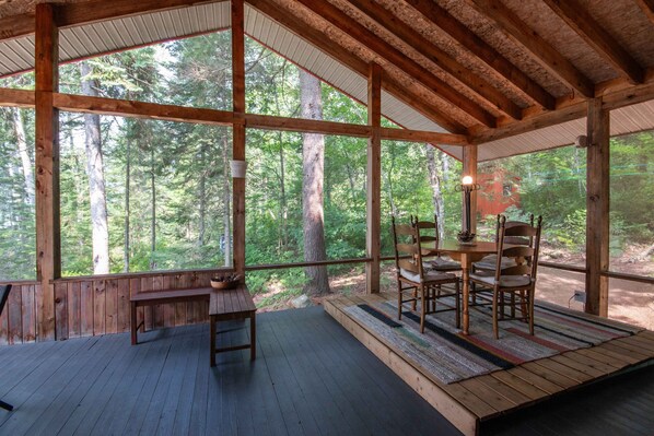 Outdoor dining - Idyllic island cottage on pristine Paugh Lake (Burns Island Madawaska Valley On)