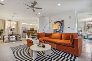 Smart TV, fireplace, stereo - Spacious 4BR/4.5BA, Pool & Heated Spa, Close Proximity to Dining, Shopping & Fun (Plano)