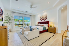 7 habitaciones, escritorio y tabla de planchar con plancha