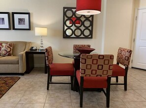 Living area - Spring Break in Vegas in fully equipped timeshare unit that sleeps 4 (Las Vegas)