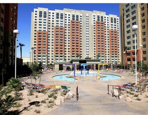 Pool - Spring Break in Vegas in fully equipped timeshare unit that sleeps 4 (Las Vegas)