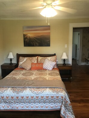 3 bedrooms, desk, iron/ironing board, free WiFi - Ralph & Marie's (Hickory)