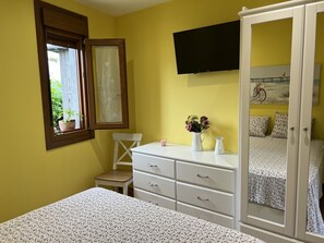 1 habitación, tabla de planchar con plancha y ropa de cama