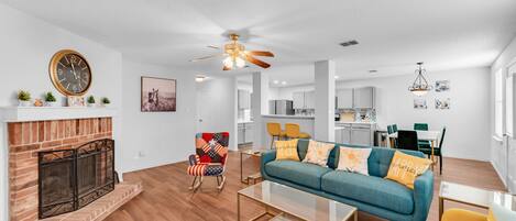 Televisión y chimenea