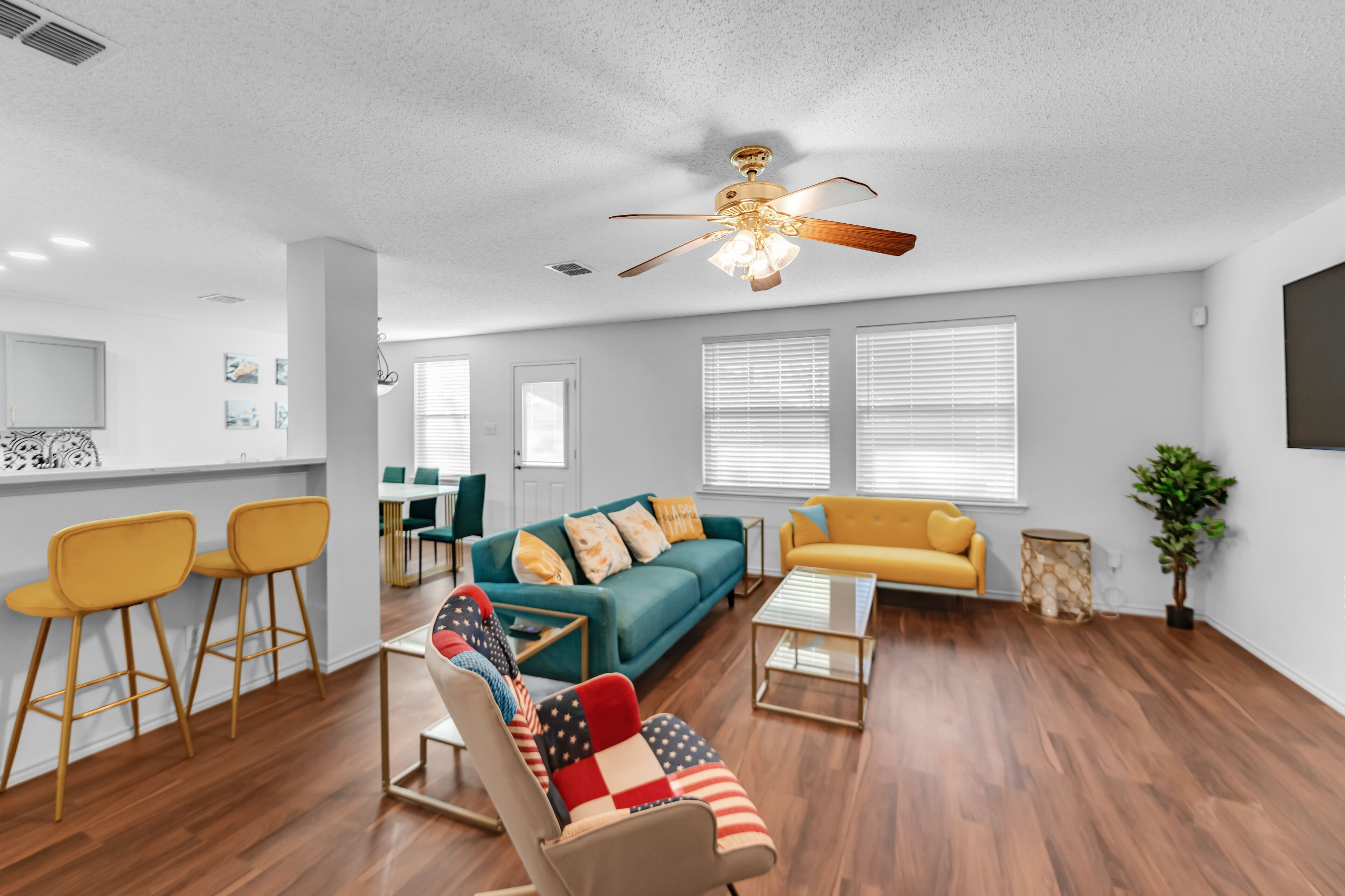 Een televisie en een open haard