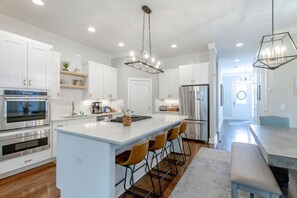 Réfrigérateur, micro-ondes, lave-vaisselle, cafetière/bouilloire