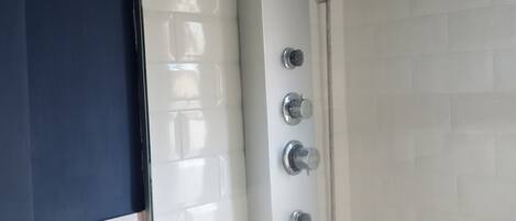Dusche, umweltfreundliche Kosmetikartikel, Haartrockner, Bidet