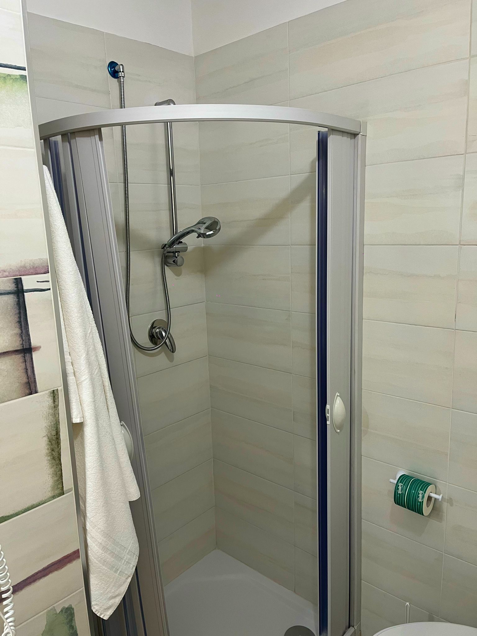 Douche, sèche-cheveux, bidet, serviettes fournies