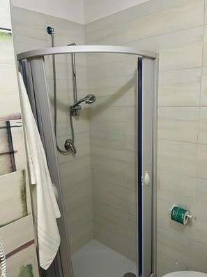 Dusj, hårføner, bidé og håndklær