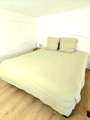 1 chambre, fer et planche à repasser, lit parapluie, Wi-Fi